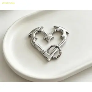 Gothic Heart Carabiner Keychain, Heavy-Duty Zinc Alloy Metal Clip, Punk Streetwear Key Holder Accessory for Bags, Backpack & Car Keys
