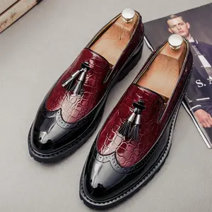 Men’s business formal dress shoes in solid colors with a fashionable pointed toe—stylish walking shoes suitable for offices, banquets, dances, parties, and weddings. Available as men’s leather loafers in black and red.