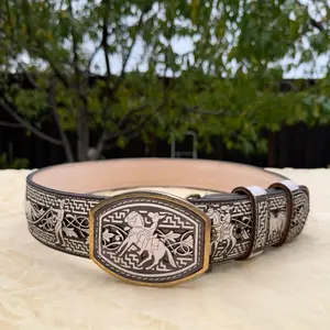 Men’s belts/cinto corte láser suertes charras con fondo café claro