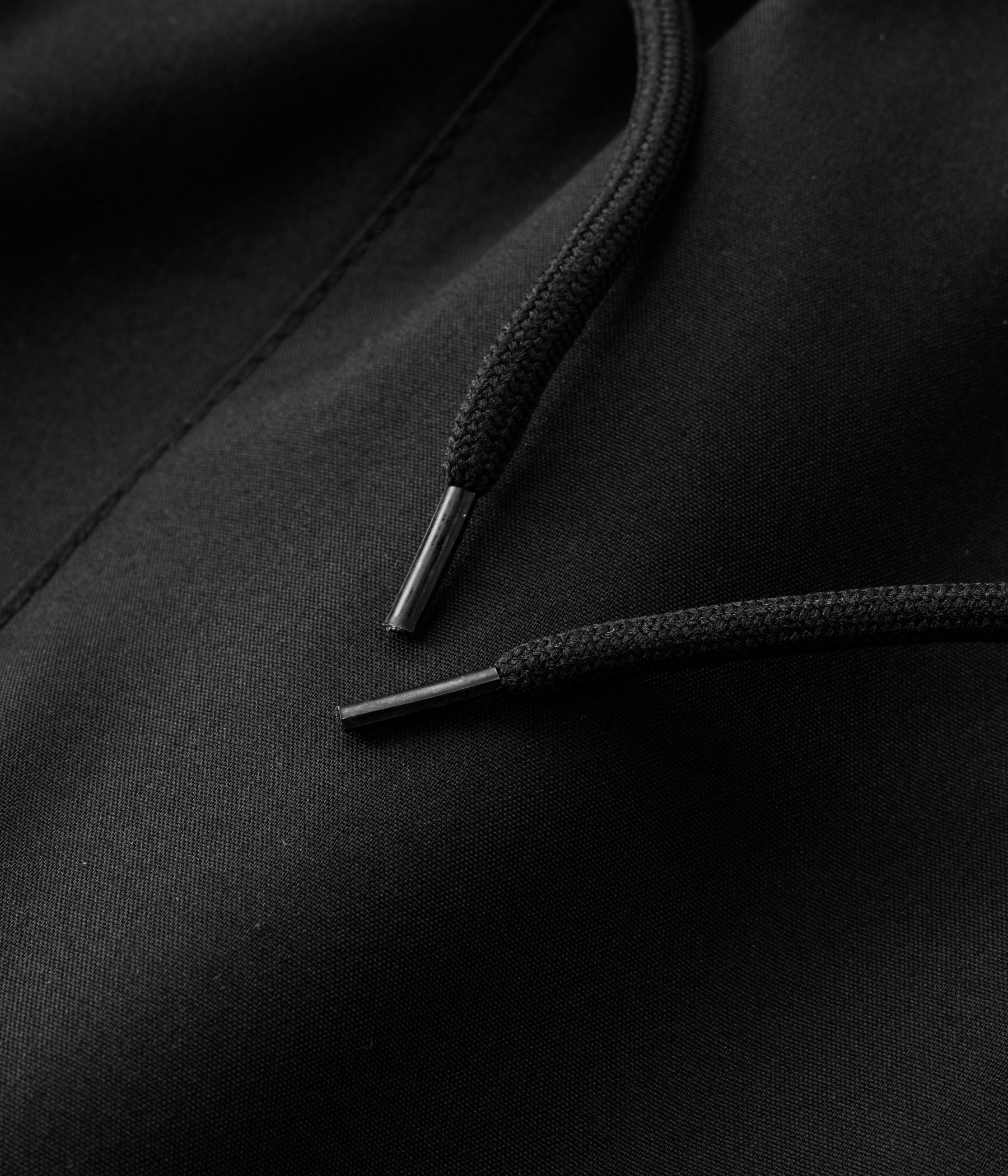 Men’s casual shorts—loose, comfortable, and breathable athletic shorts with reflective stripes on both sides of the legs. Available in multiple colors and suitable for all seasons; ideal for outdoor sports and fitness activities.