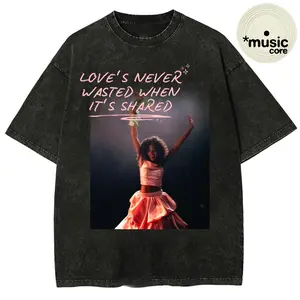 Olivia Dean-Love's never wasted when it's shared Washed T-shirt