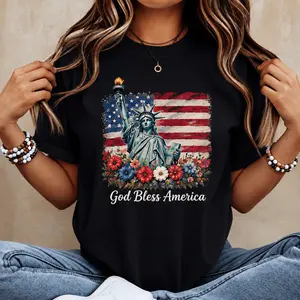 Women's God Bless America Graphic Tee, Patriotic Statue of Liberty T-Shirt, Vintage USA Flag Floral Print Short Sleeve Top, Casual 4th of July Summer Shirt for Women, Independence Day Holiday Outfit, Black Crewneck Tee