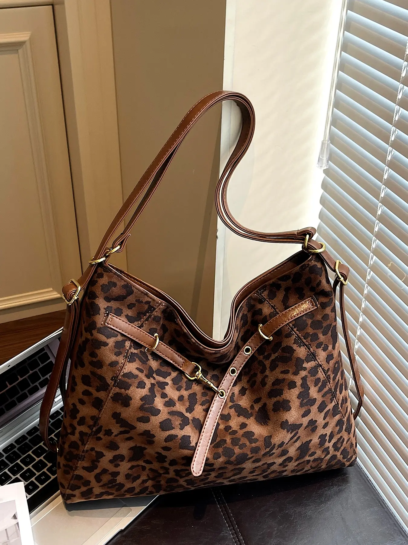 Trendy and versatile leopard print underarm tote bag, fashionable and casual shoulder crossbody bag, simple and niche design shoulder commuter bag, suitable for daily wear, commuting and other scenarios, Fashionable Patterned Bag