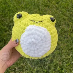 chubbi crochet froggi plushie