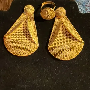 Divaslook Earrings Set – Stylish Accessory for a Soft, Shiny Appearance