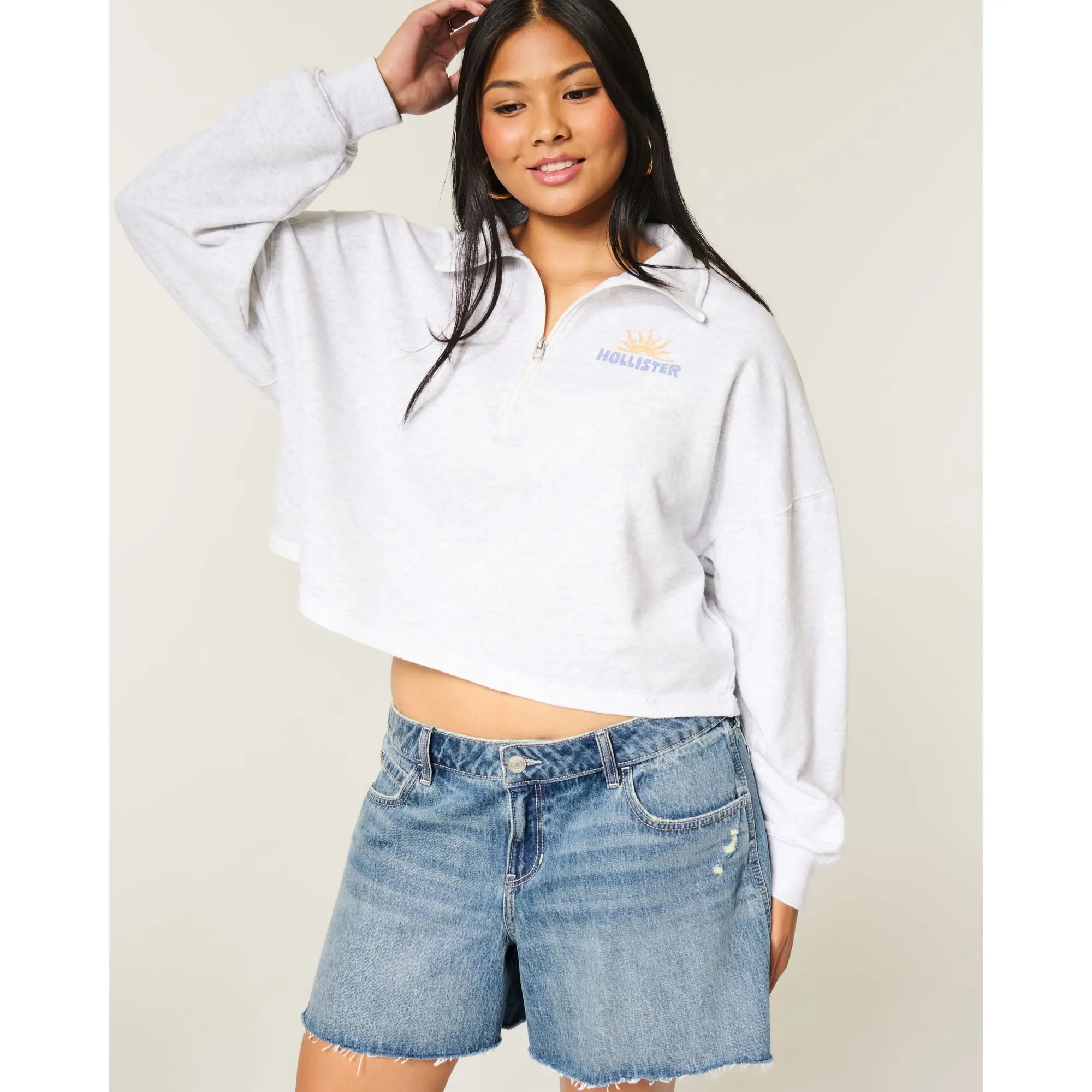 Hollister Low-Rise Medium Wash Baggy Jean Shorts Hollister Low-Rise Medium Wash Baggy Jean Shorts