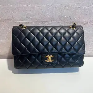 Pre-owned tebe cow Bag Accessories Chanel Bags Versatile Classic & Modern Styles with Iconic Logo for Any Occasion