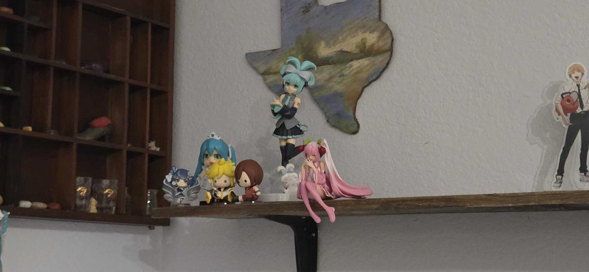 Item: 009 Kitchen Silver, Characters