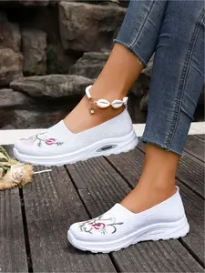 European and American style popular fly-knit mesh embroidered casual shoes, soft-soled and breathable slip-on walking shoes suitable for casual outdoor activities