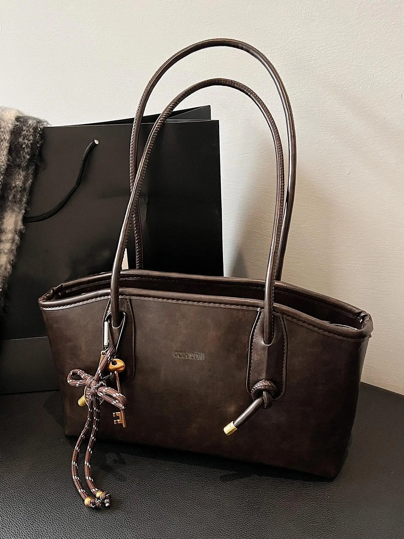 Light luxury retro practical texture tote bag, retro buckle design+key hanging decoration, large capacity simple casual versatile shoulder bag, suitable for daily commuting, shopping in the mall, and gatherings
