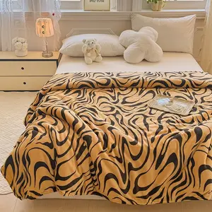 Leopard Print Fleece Blanket, Soft Polyester Fiber, Animal Pattern Design, Home Decor, Cozy and Warm, Office Nap Blanket, Soft Throw Blanket