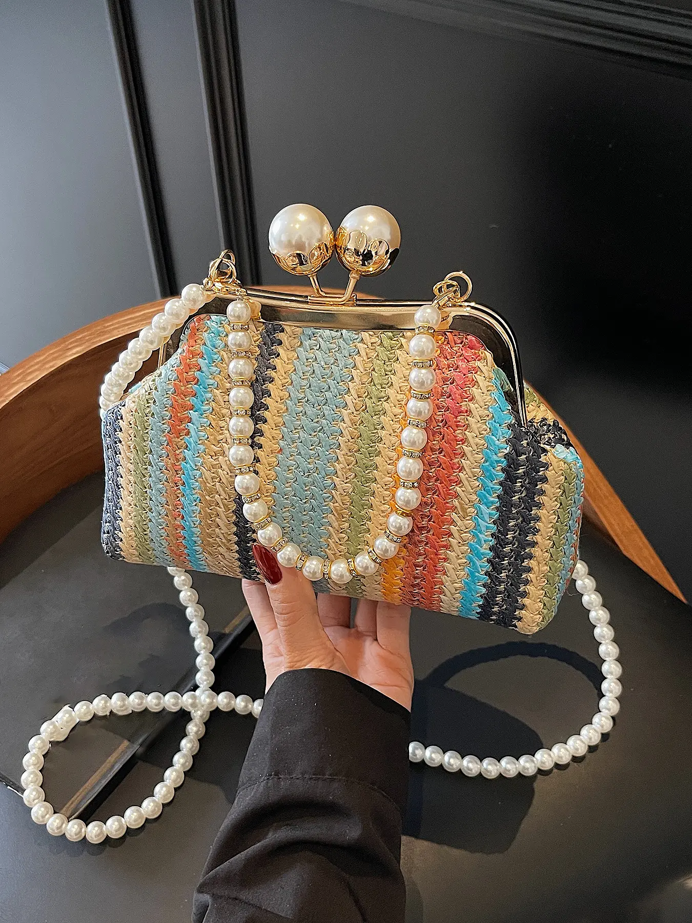Hand-woven pearl chain handbag, vintage exquisite mobile phone bag, fashionable mini evening bag, niche design rainbow color, small and light, suitable for shopping and dating, afternoon tea photo shooting, dinner events, etc.
