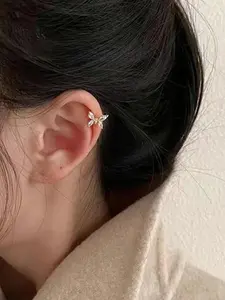 A pair of butterfly studded diamond earrings are suitable for daily wear, vacation dates, and other occasions, and are also a surprising and exquisite small gift