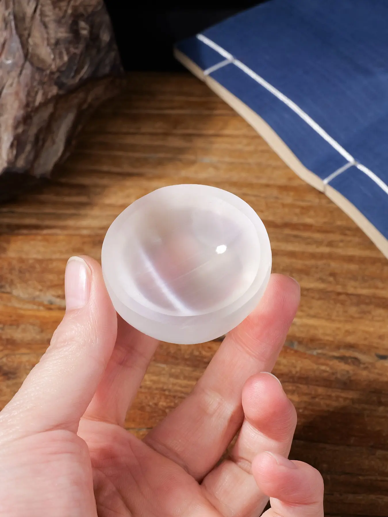 Natural Crystal Selenium Bowl, Shiny Selenium Crystal Plate, Small Round Gemstone Bowl for Jewelry Storage, Crystal Organizer, Religious Decoration, Crystal Decorative Ornaments, Real Shiny Stone, Natural Crystal Stones