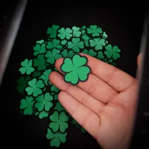 Lucky Clover Peel & Stick Patch  / parche adhesivo de Trébol