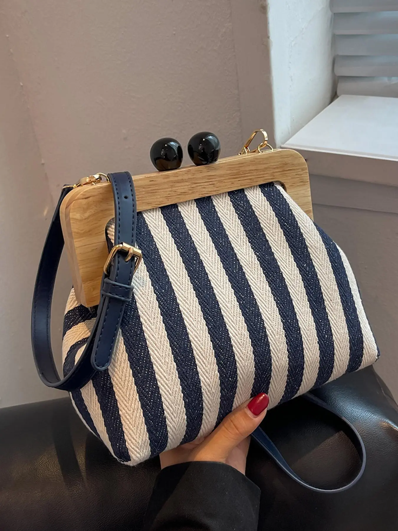 Women's Vintage Striped Pattern Kiss Lock Shoulder Purse Crossbody Bag for Women, Gifts for Girlfriend, Summer 2025 New Shoulder Bag with Adjustable S