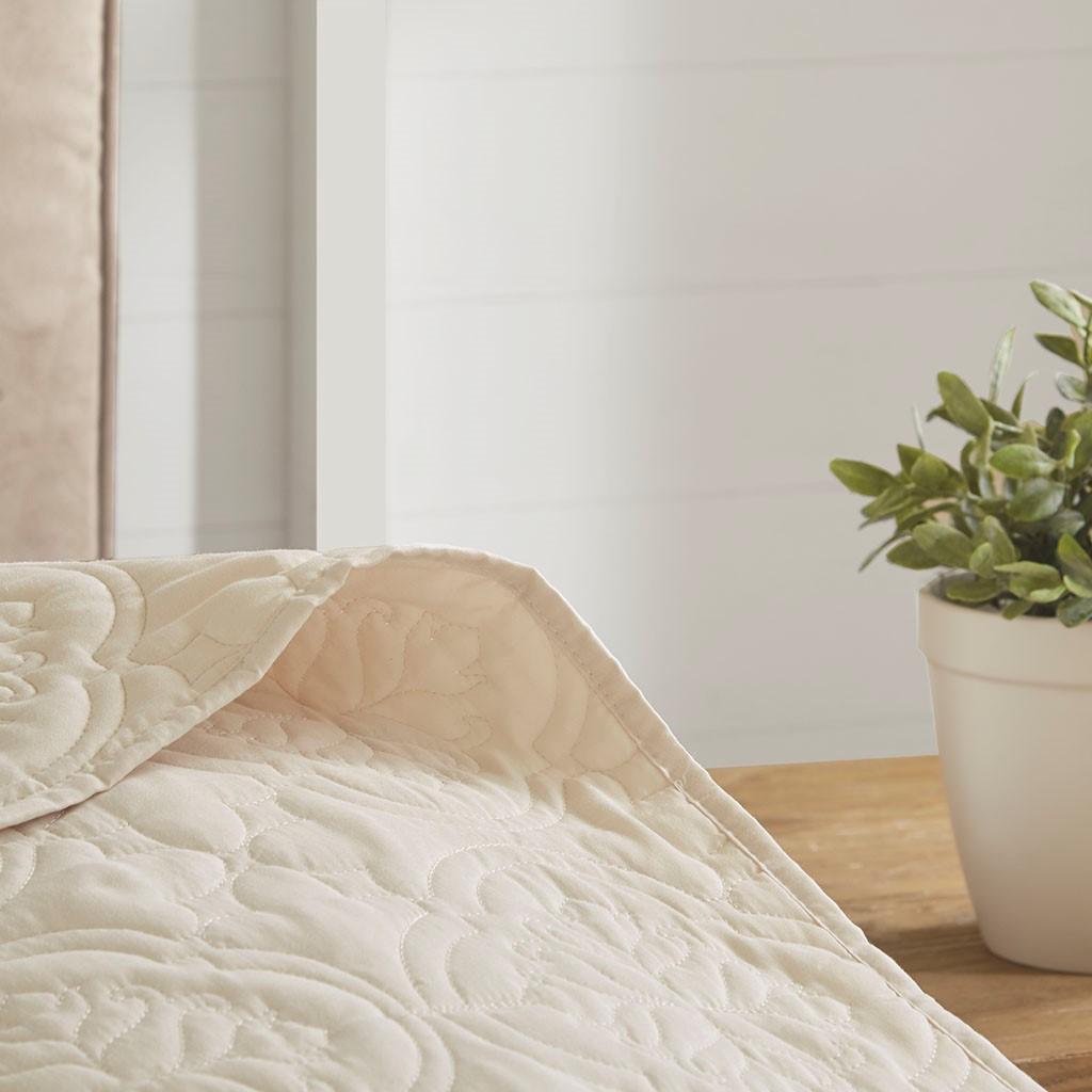 3 Piece Oversized Quilted Bedspread Set, Cream Medallion Pattern, Hypoallergenic, Machine Washable plush blankets luxurious quilt decor comforter plaid bed sheets Marshmallow All-Season