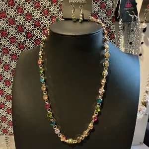 Paparazzi multi stone shorter necklace. This necklace is stunning ! Complimentary earrings