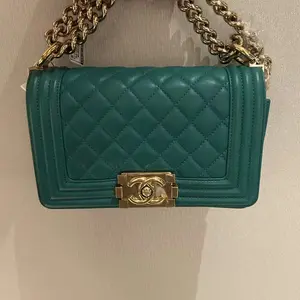 Pre-owned CHANEL Green Lambskin Leboy Crossbody Bag