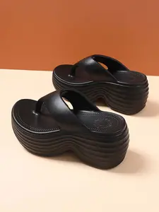 Women's trendy thick‑soled flip‑flops, eye‑catching and unique, versatile for all seasons, essential for summer beach and daily wear, a tasteful choice for birthday gifts.