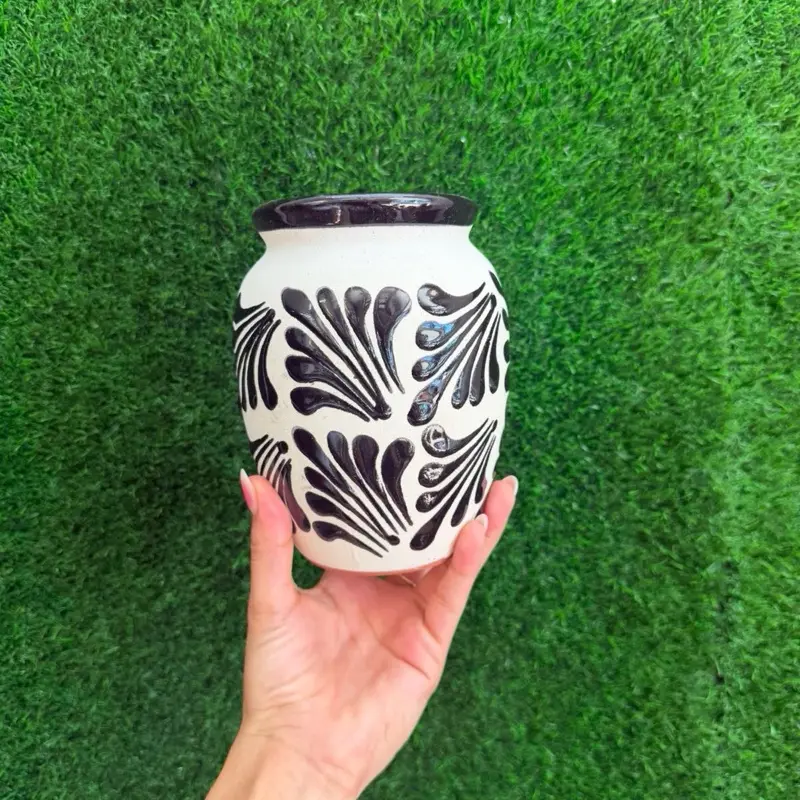 Handmade 1 Liter Relieve Cantarito Cielito Lindo- Blanco Negro.