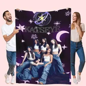 Photo of the Katseye girl group, featuring a flannel blanket with a design of purple stars and moons. It is a soft and comfortable plush blanket, suitable for sofa and bedroom decoration, and also a gift forKatseye fans.