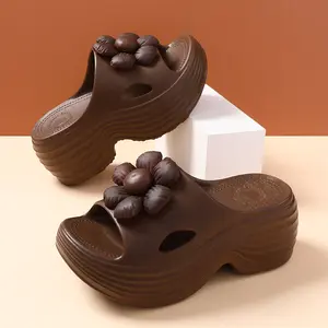 Women’s one-strap slides with three-dimensional floral decoration, molded one-piece design in flexible EVA material, layered wavy thickened height-boosting design, hollow breathable waterproof—casual home and outdoor slide sandals.
