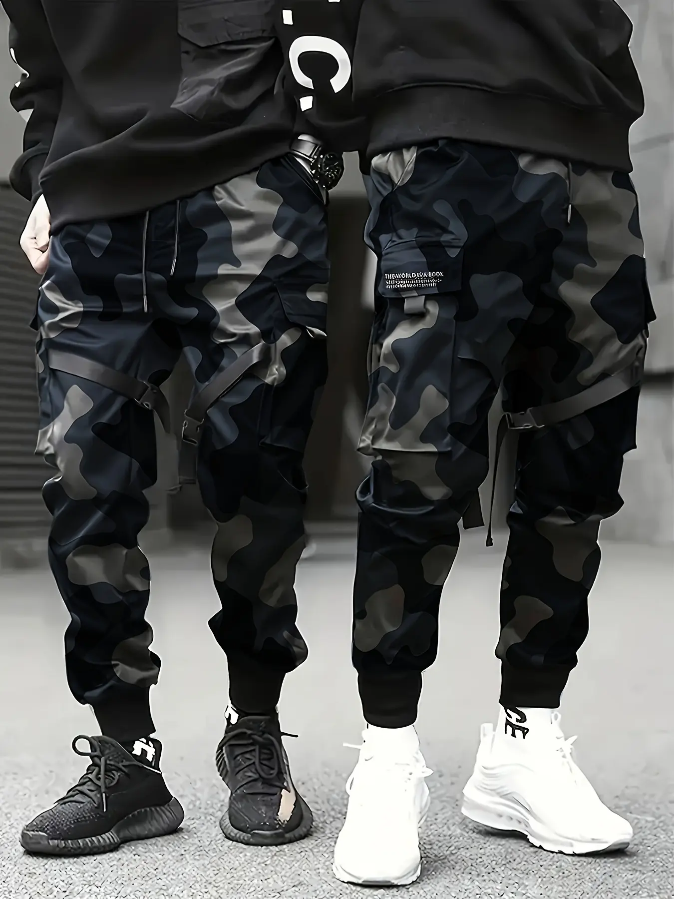 Men’s American high-street camouflage jogger pants featuring ribbon detailing; functional tactical cargo sweatpants with a loose, slimming fit—trendy men’s casual pants, carefully selected for everyday wear.