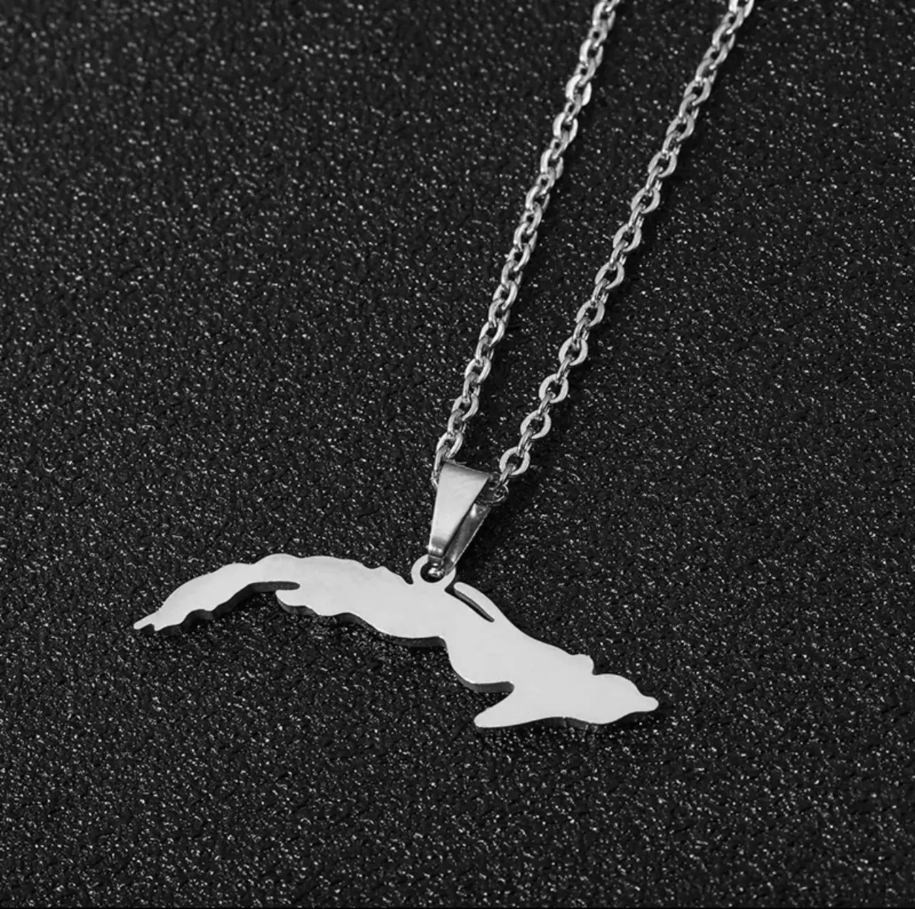 MAPA DE ISLA Stainless Steel Silver Necklace - Simple Design with Island Shape Pendant and Chain