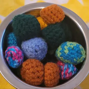 5 crochet cat pom poms