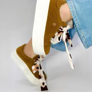 SN Coffee Plataforma Alta Tennis Shoes with Stylish Cow Print Laces and Comfortable Suede Material