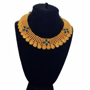 Elegant Short Necklace with Intricate Flower Design for Women's Fashion Jewelry
