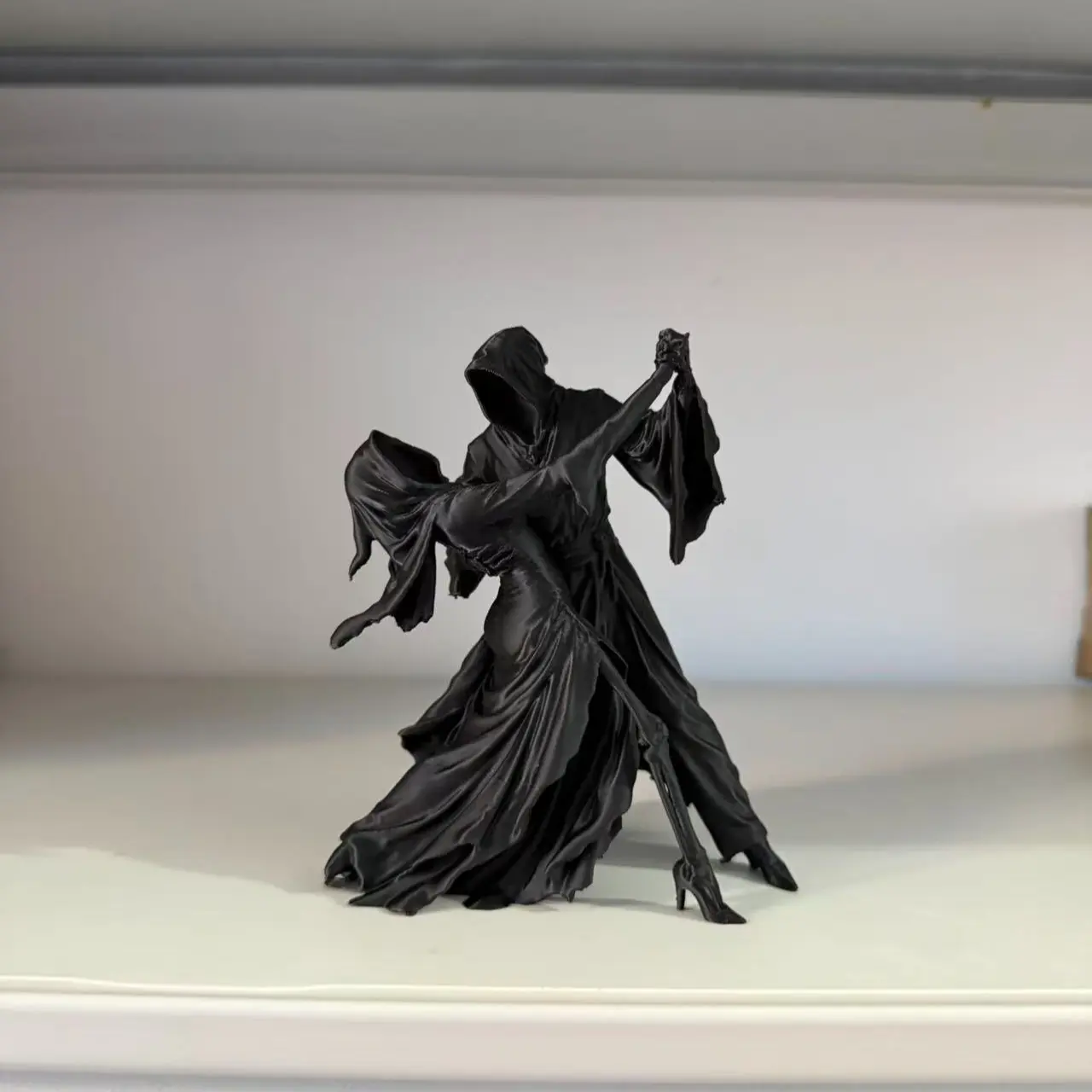 Grim Reaper & Dancing Lady Statue, Gothic Dance Couple Resin Figurine, Romantic Skeleton Lover Sculpture, Black Cloaked Ghost Couple Decor, Halloween Bookshelf Ornament, Dark Fantasy Desktop Decoration Gift for Goth Lovers