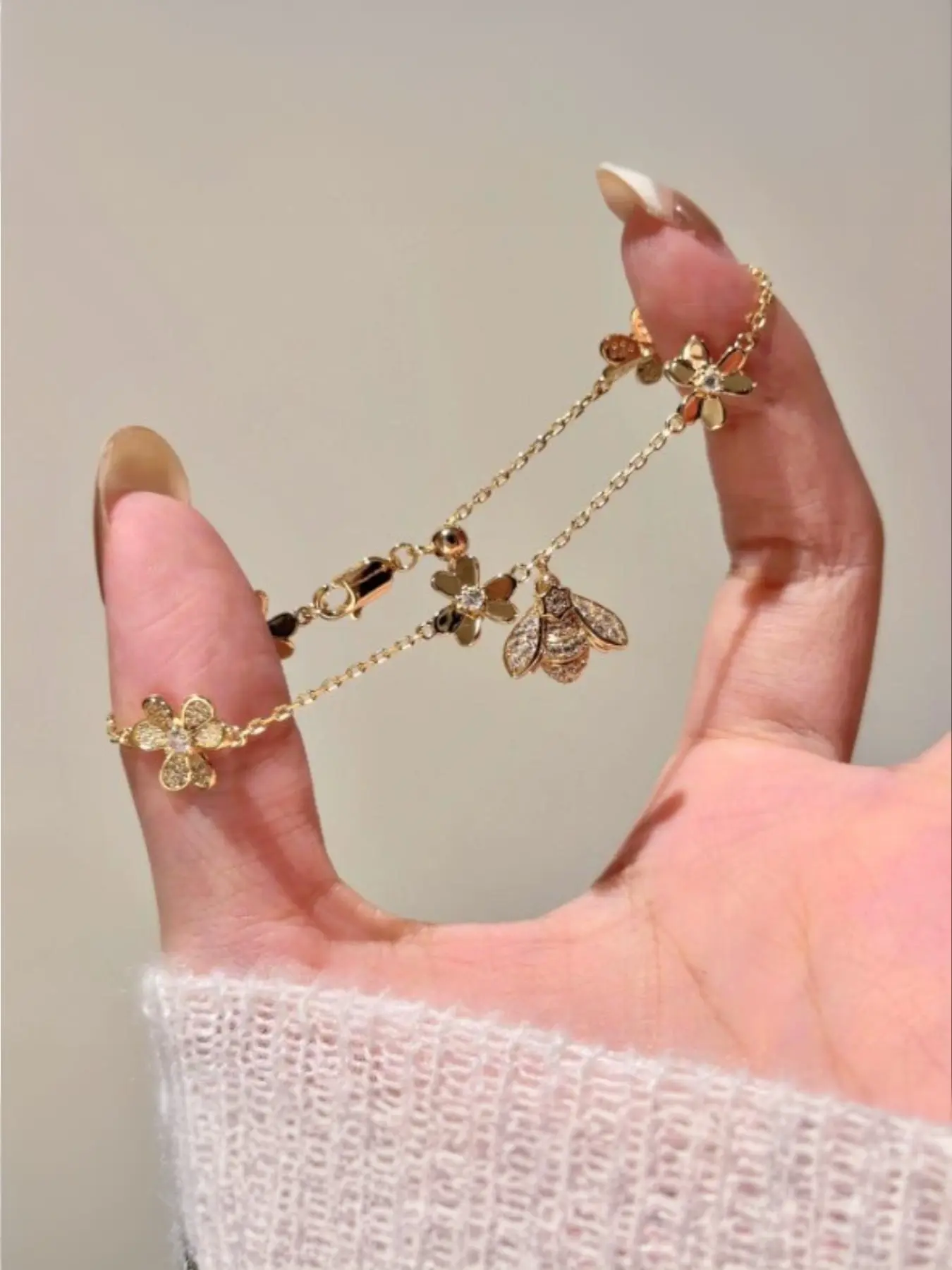 Cool-toned gold brushed little bee bracelet, Exquisite Bracelet, vintage heavy craftsmanship, high-end light luxury fashion, stackable sparkling diamond women's jewelry