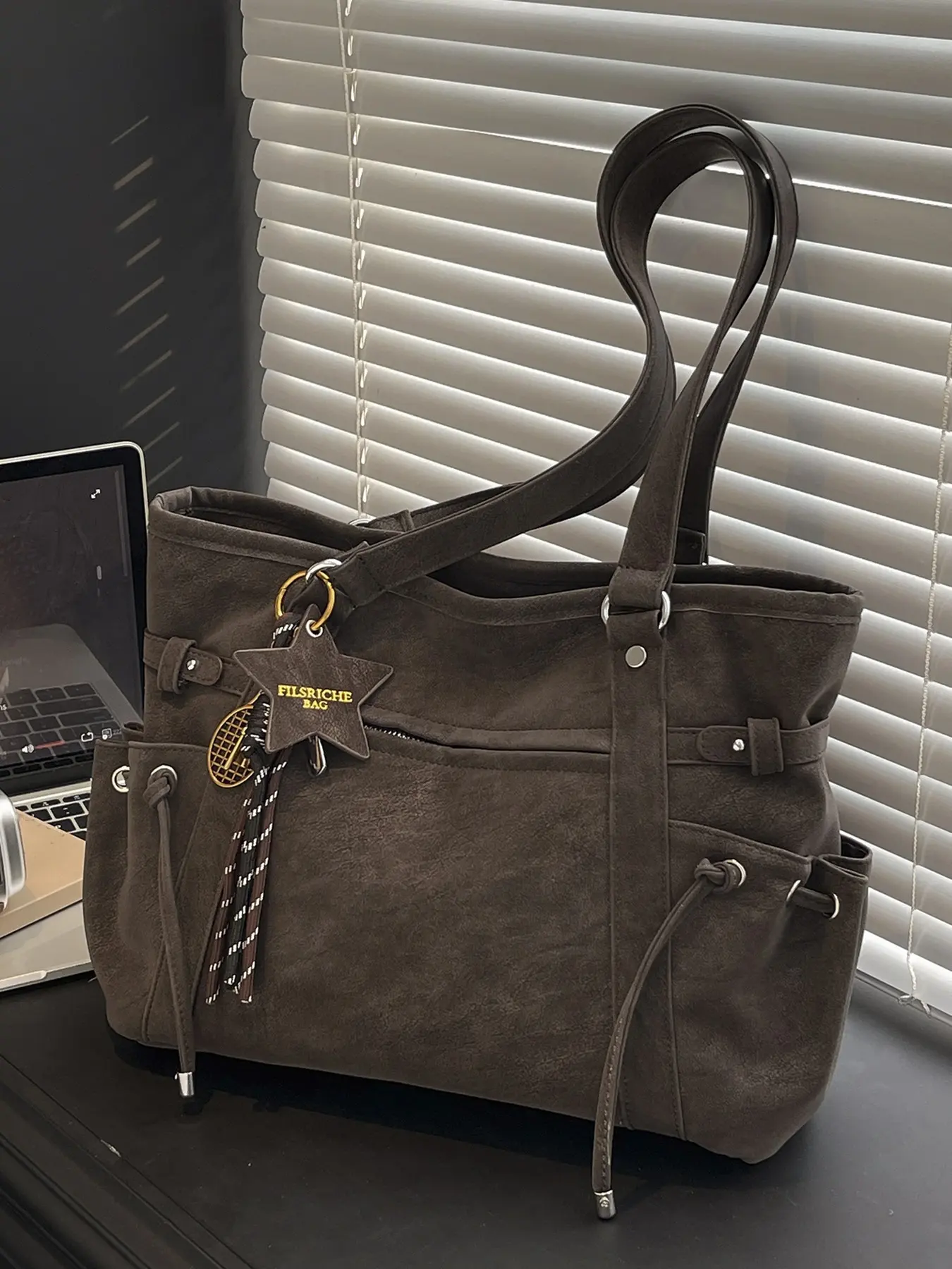 Women's Vintage Large Capacity PU Tote Bag, Slouchy Tote, Pentagram Pendant Drawstring Design Casual Commuter Daily Shoulder Bag, Stylish and Practical Handbag, Fashionable Tote Bag, Casual Trendy Bag, Casual Everyday Bag, Fashionable Bags