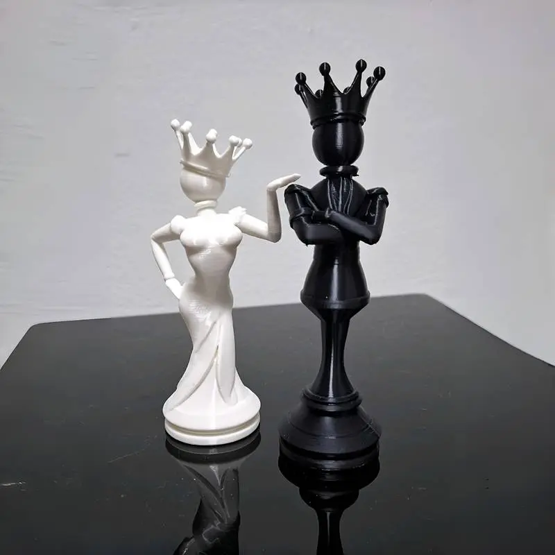 Chess King and Queen miniature statue set, black and white chess couple statues, suitable for home and office desktop decoration, a gift for chess enthusiasts and couples.