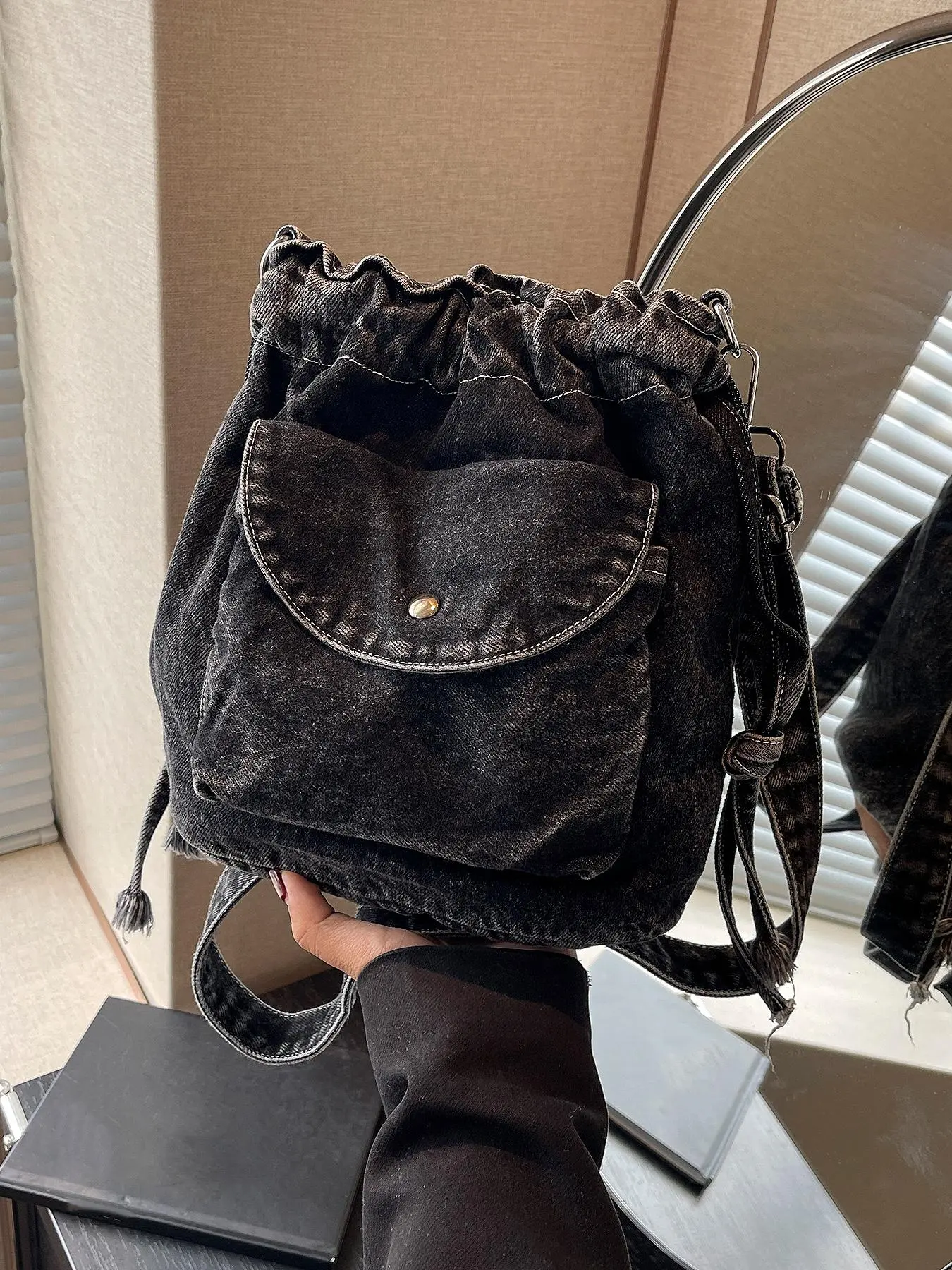 Casual denim drawstring shoulder messenger bag, small pocket fashionable women's shoulder bag, practical and versatile, a must-have for retro style, a good partner for daily outings, suitable for a variety of styles, Crossbody Bags