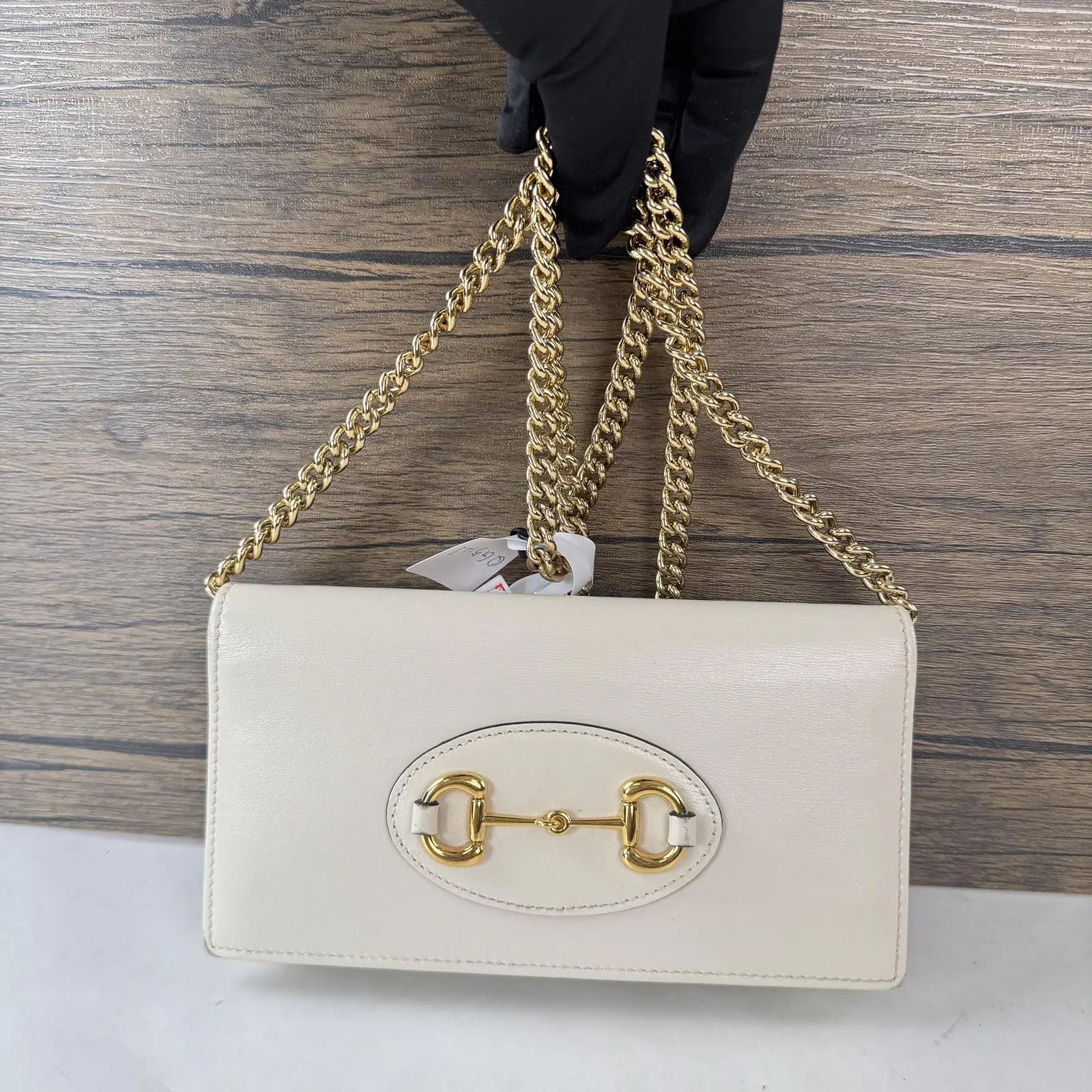 Pre-owned GUCCI leather Crossbody Bags 1955 Horsebit mini chain crossbody bag, off white smooth calfskin, polished gold tone horsebit metal plaque, thick gold curb chain shoulder strap, rectangular envelope slim silhouette+++chain+++