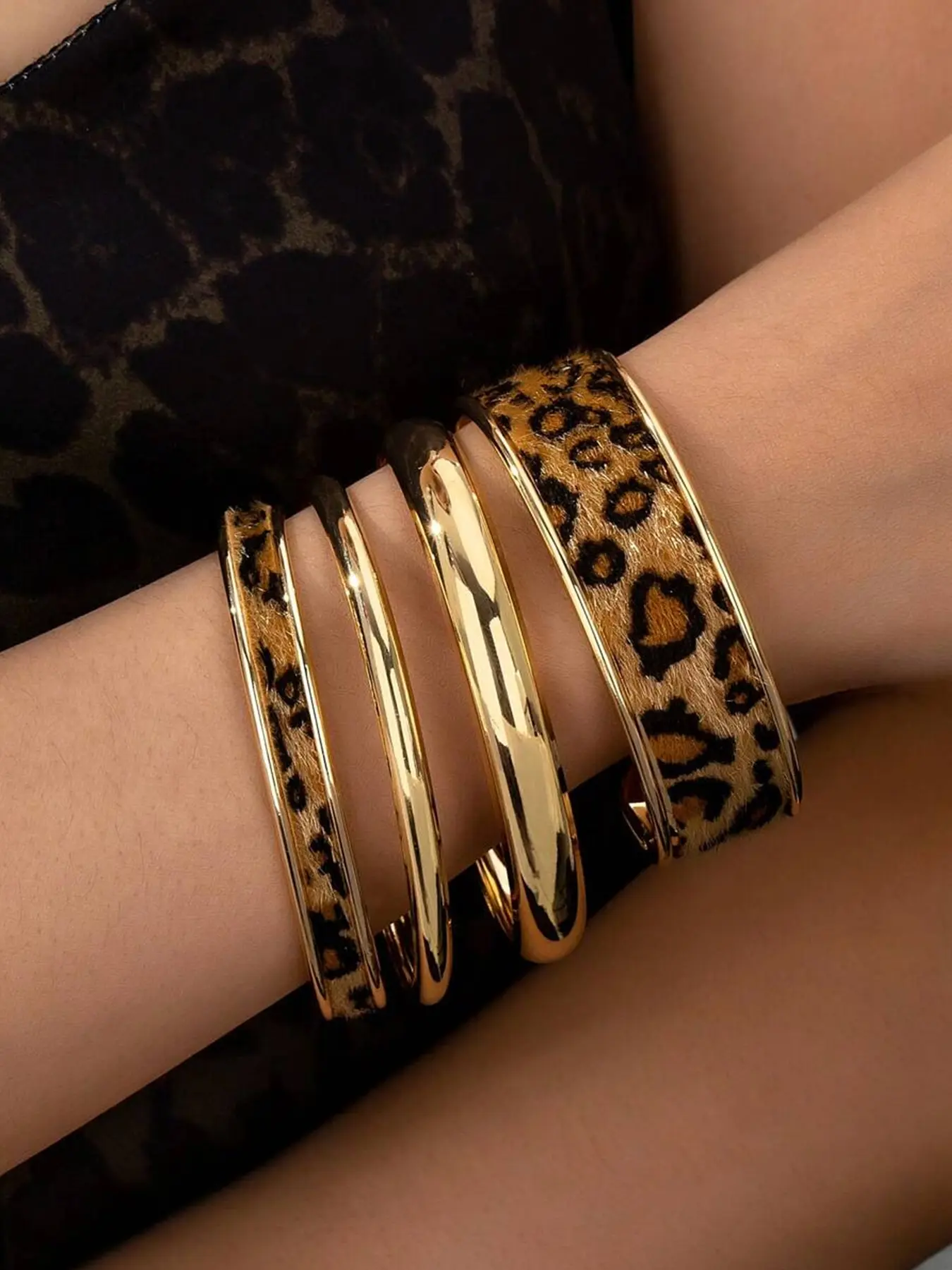 4pcs Leopard Print Bracelets Set, Shiny Surface Stacking Bangles, Street Style Jewelry for Daily Wear, Trendy Accessories, Stackable Bracelets, Trendy Jewellery Accessories, Bracelet Sets