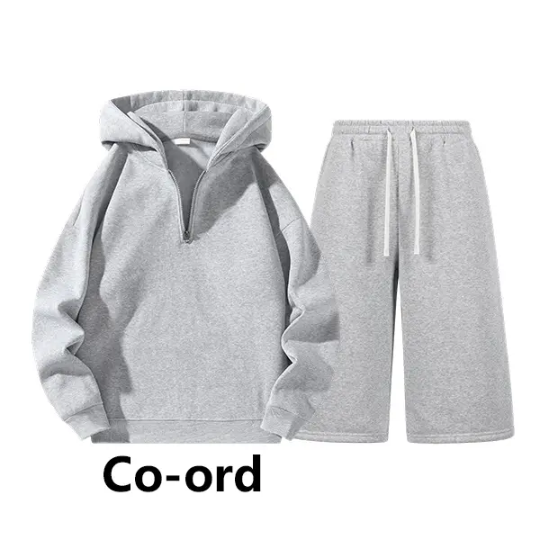 Men’s solid-color two-piece athletic set featuring a half-zip hooded sweatshirt paired with knee-length seven-eighths pants; fleece-lined set; casual street-style sportswear suitable for streetwear, ideal for spring, autumn, and winter.