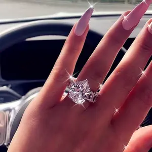 A Stylish And Elegant Silvery Ring With Golden Inlay And Water Drop-shaped Imitation Zirconia Decoration, Suitable For Daily Wear By Ladies As An Engagement Ring.