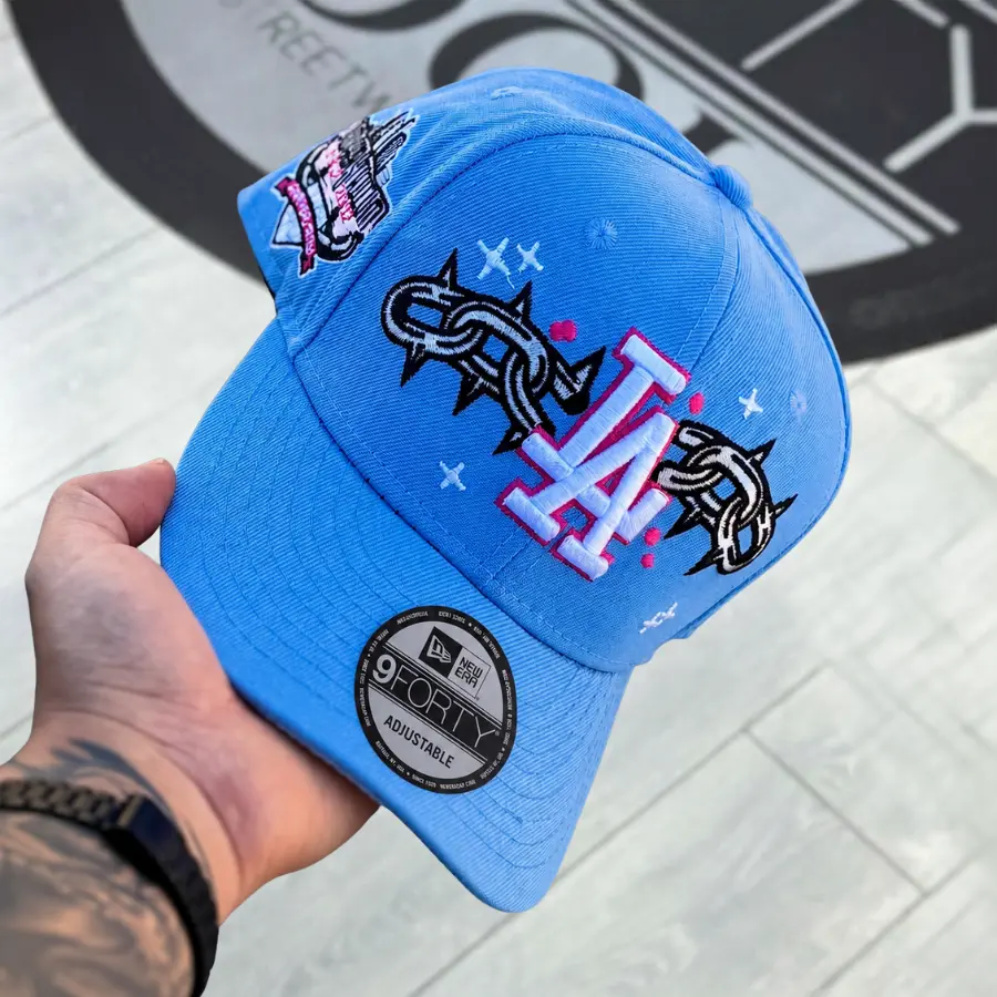 New Era Los Angeles Dodgers Sky Blue 9FORTY Adjustable Baseball Cap With White Pink LA Embroidered Logo, Black Thorn Chain Graphic Design, Curved Brim Streetwear Hat, Gorra De Béisbol Ajustable, Moda Urbana México, Regalo Para Hombre Y Mujer