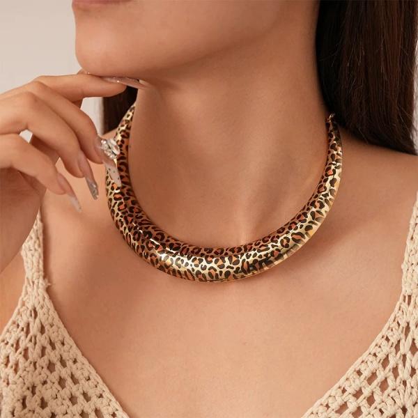 ANDKISS U-Shaped Necklace — The Bold Punk Clavicle Chain That’s Pure Main Character Energy. Western-Inspired, High-End, and Totally Unhinged (In a Cool Way). ANDKISS U-Shaped Necklace — The Bold Punk Clavicle Chain That’s Pure Main Character Energy. Western-Inspired, High-End, and Totally Unhinged (In a Cool Way).