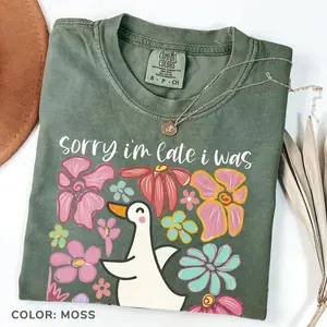 [Made in USA] Sorry I'm Late I Was Dilly Dallying T-Shirt, Funny Goose Graphic Tee, Retro Floral Goose Shirt, Cute Meme Animal Aesthetic Top, Graphic Retro Vintage T-Shirt, Trendy Humor Graphic Tee Gift for Women Men