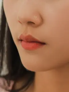 Hot Selling Medical Stainless Steel Piercing Heart-Shaped Nose Ring Bent Tip Small Nose Stud Nose Hook Jewelry, Fashionable Body Accessory