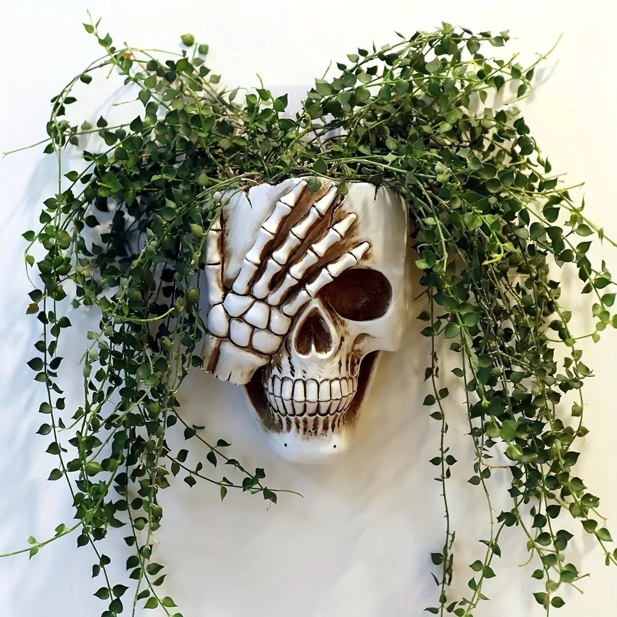 Resin Skull Hanging Plant Pot, Lightweight Painted Garden Planter with Hanging Rope, Gothic Style Flower Container, Hanging Flower Pots, for Indoor Outdoor Balcony Patio Plant Decor, Hanging Planters for Outdoor Plants, Halloween Dark Theme Ornament