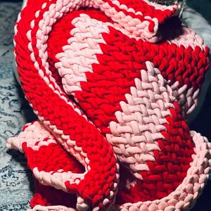Chunky Knitted Weighted Blanket - Red and Pink Design, Soft and Cozy Texture, Ideal for Comfort and Support