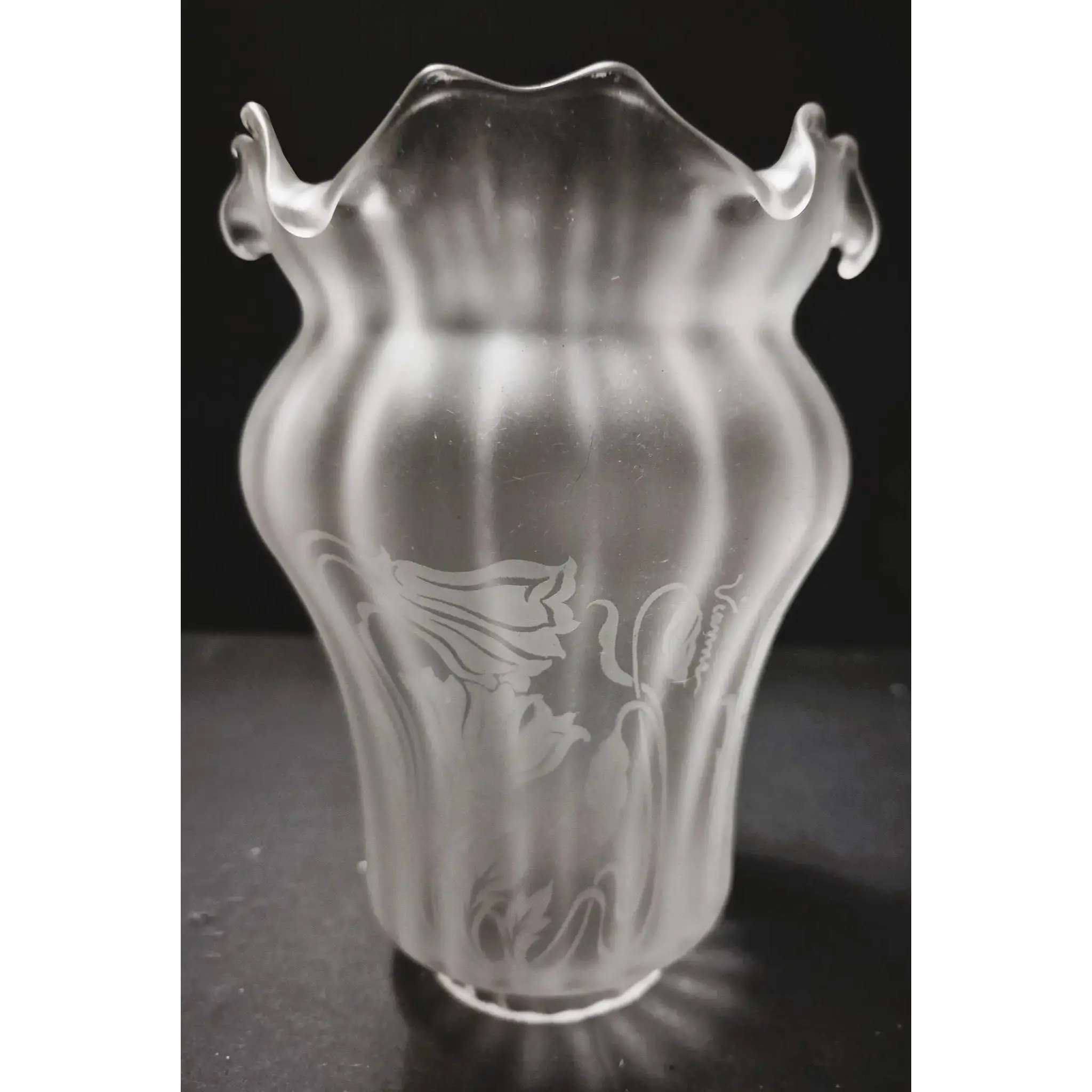 39623 Vianne Double Crimp Glass Lamp Shade – Lilly Pattern, 2-1/4" Fitter