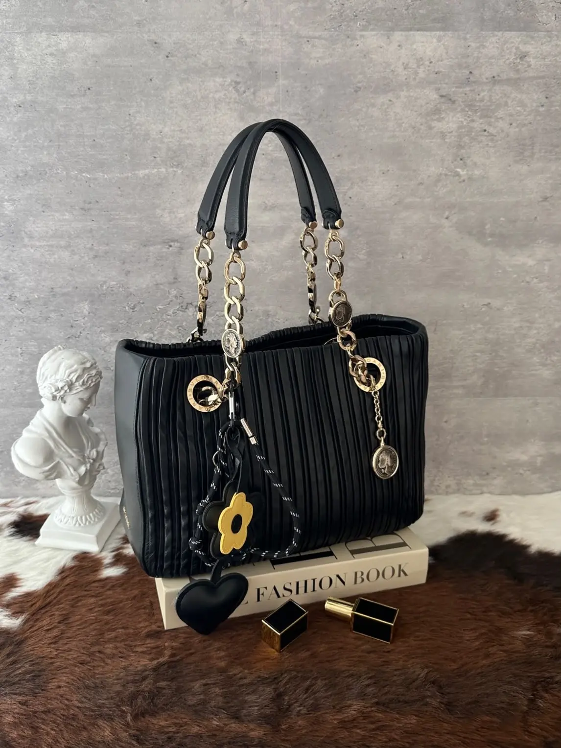 Pre-owned Bvlgari As Shown Shoulder Bags Monete Chain Shoulder Bag, Leather MR04082026C257
