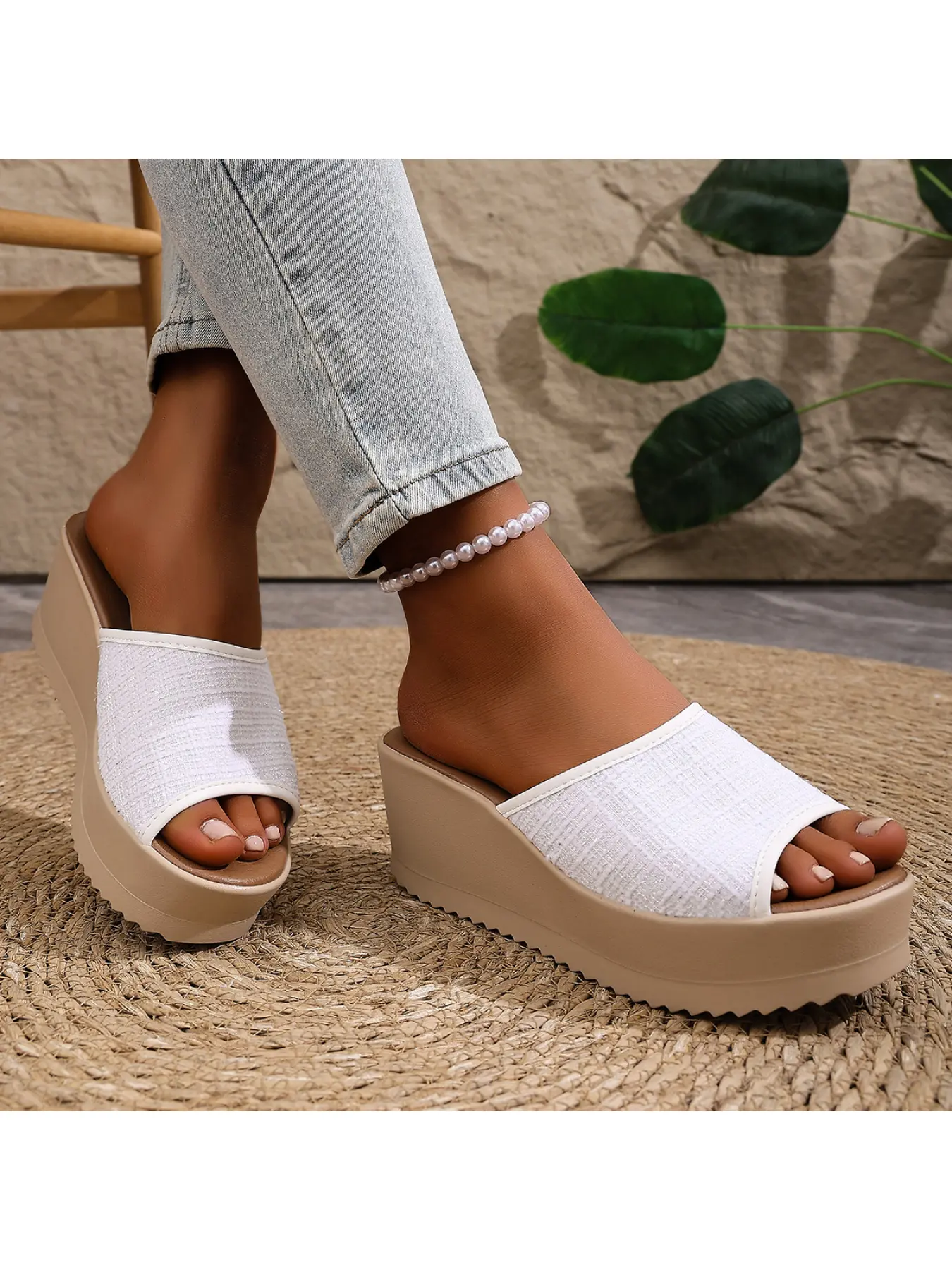 Casual yet stylish women's wedge sandals with a comfortable fly-knit upper for everyday work and party wear, suitable for a variety of occasions.